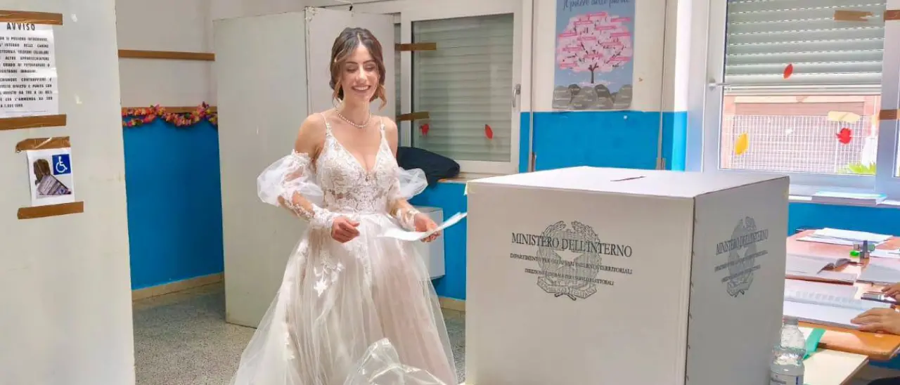 Sposi in abito nuziale al seggio: a San Gregorio d’Ippona il giorno del “Sì” è anche una festa di democrazia\n