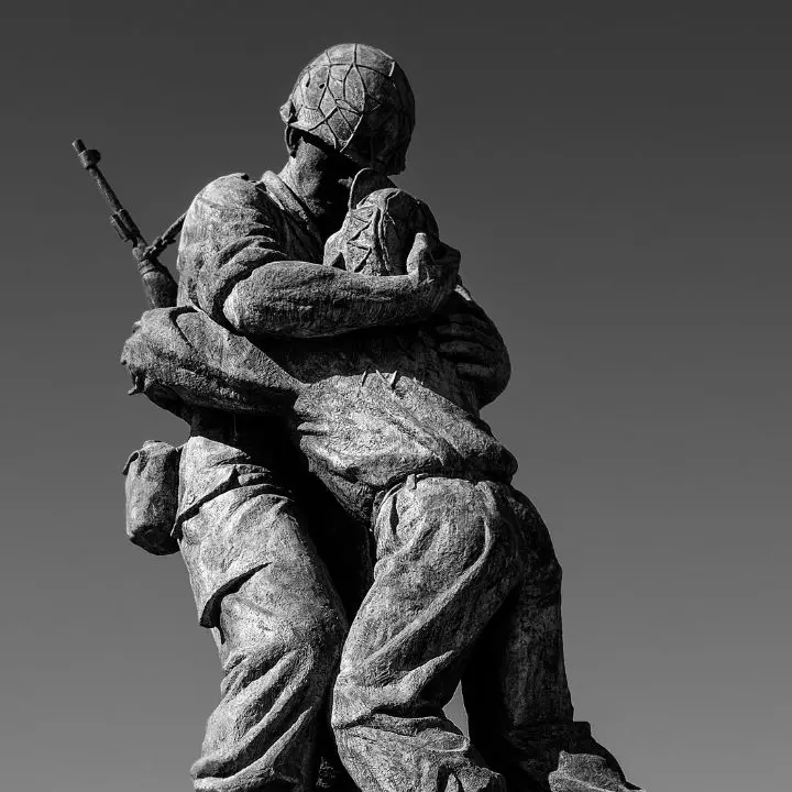 La poesia come antidoto allo smarrimento (e alla ferocia) dell’uomo\n