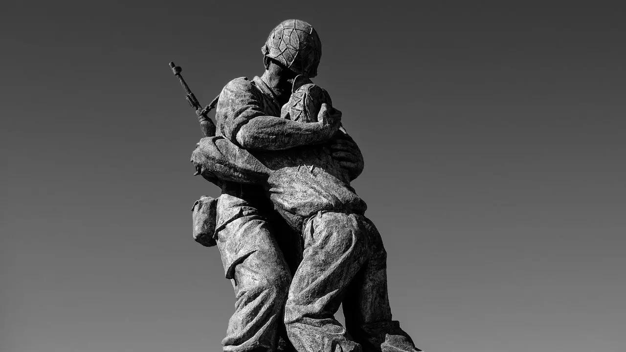 La poesia come antidoto allo smarrimento (e alla ferocia) dell’uomo\n