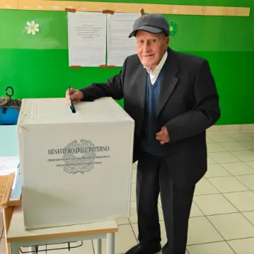 Nonno Corrado, 103 anni e una lezione di democrazia ad Aprigliano