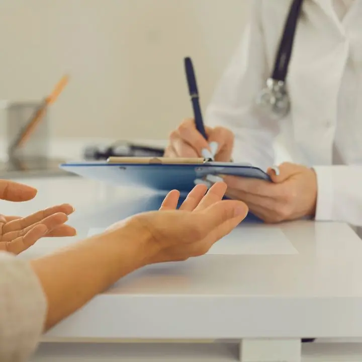 Medici di famiglia, la riforma di Schillaci piace a Occhiuto ma non ai sindacati: «È un pericolo per i pazienti, ecco perché»\n