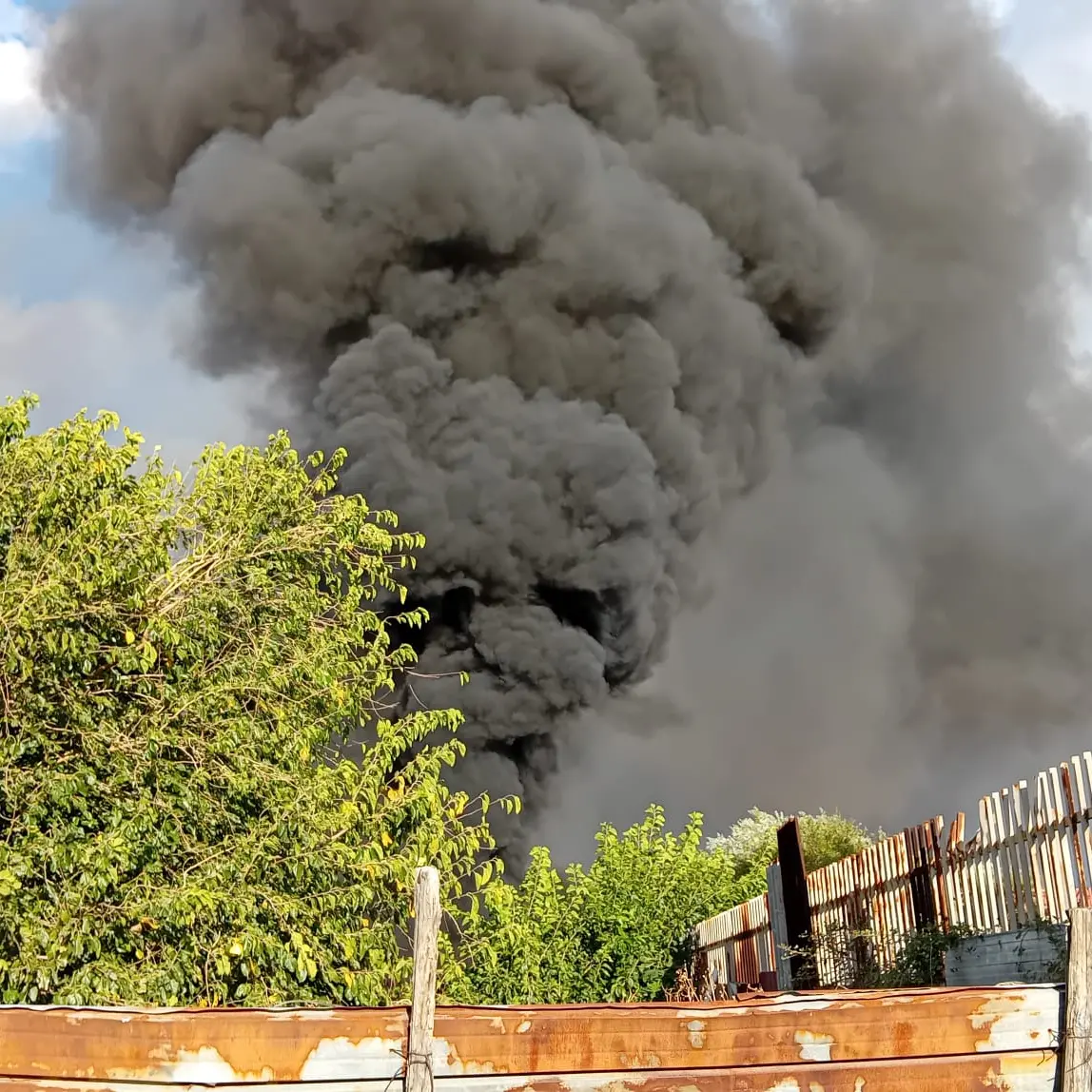 Incendio a Catanzaro, fitta colonna di fumo si alza nei pressi del campo rom: in fiamme cumuli di rifiuti\n