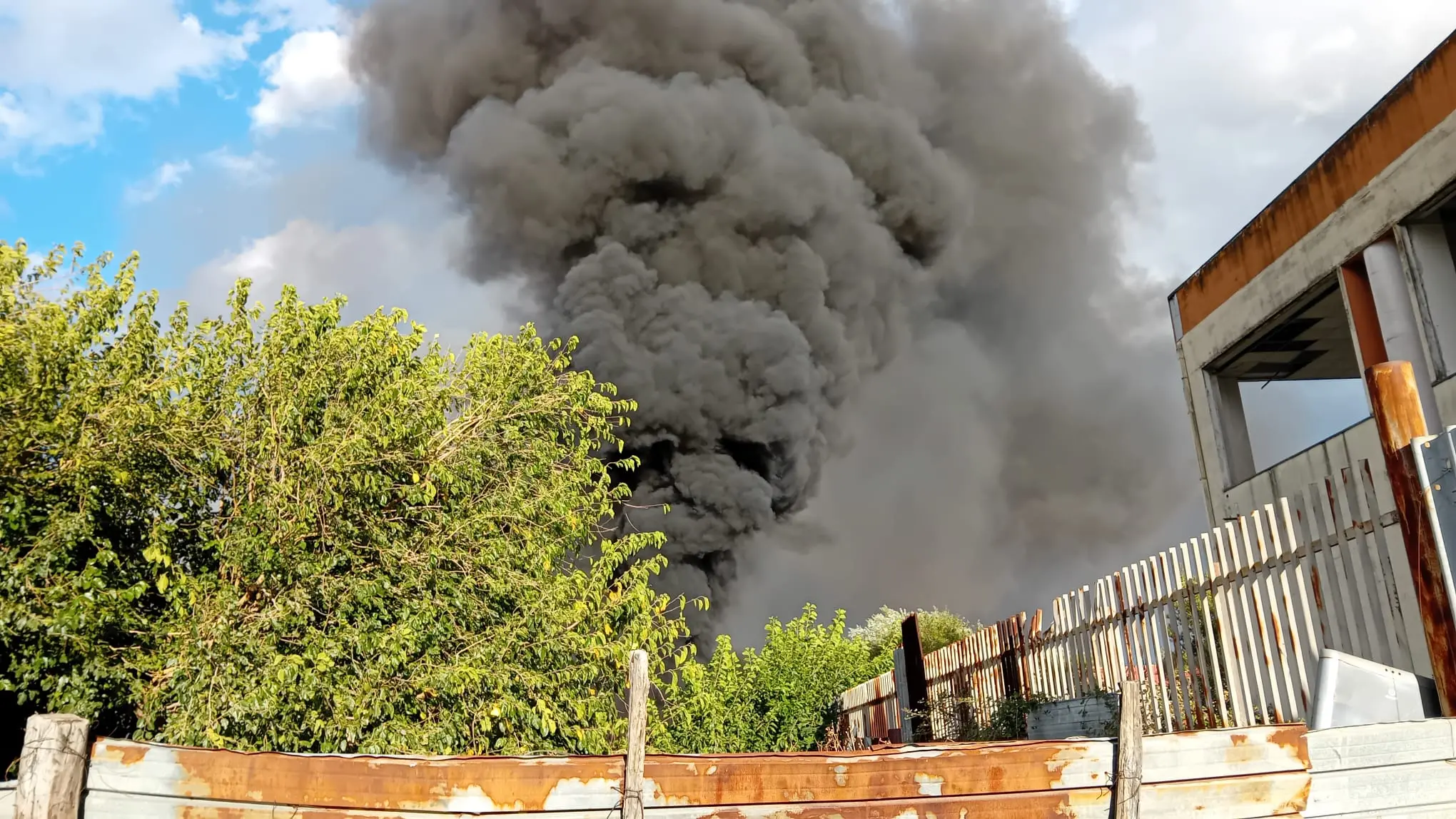 Incendio a Catanzaro, fitta colonna di fumo si alza nei pressi del campo rom: in fiamme cumuli di rifiuti\n