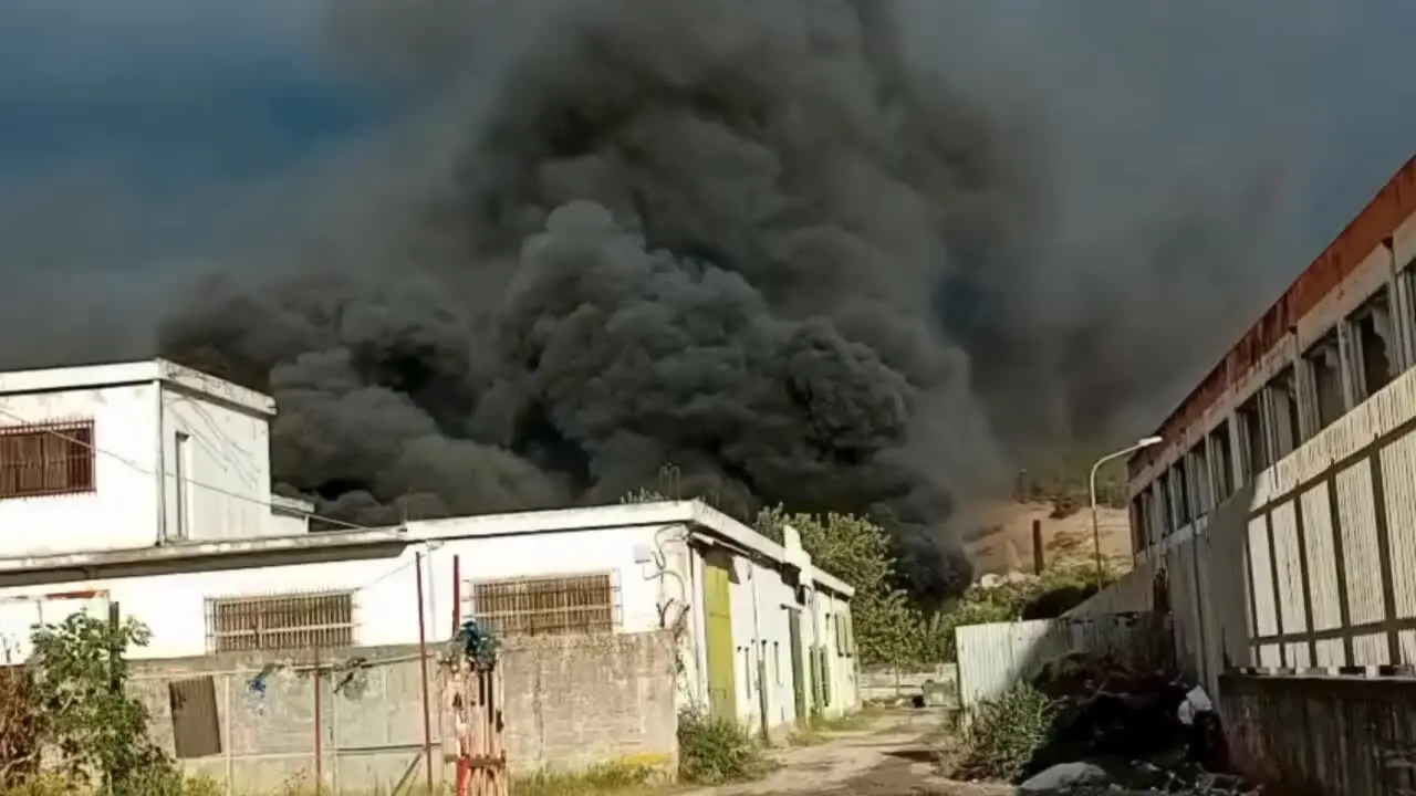 Incendio al campo rom di Catanzaro