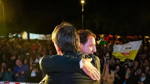 <p>L&#39;abbraccio tra Conte e Tridico in uno dei comizi&nbsp;</p>\\n