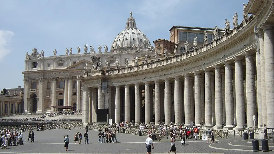 <p>Citt&agrave; del Vaticano, una veduta di Piazza S. Pietro</p>\\n