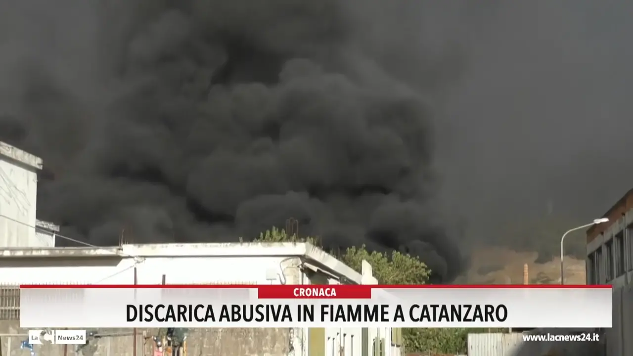 Discarica abusiva in fiamme a Catanzaro