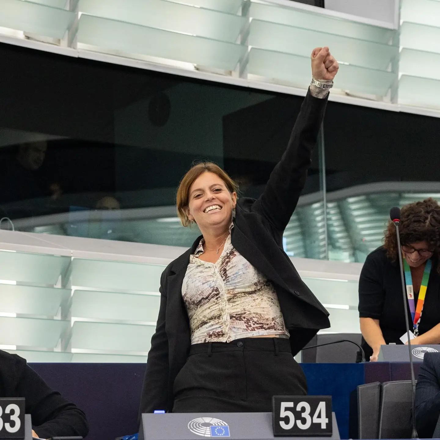 Ilaria Salis si salva per un voto: l’Europarlamento concede l’immunità alla deputata Avs\n