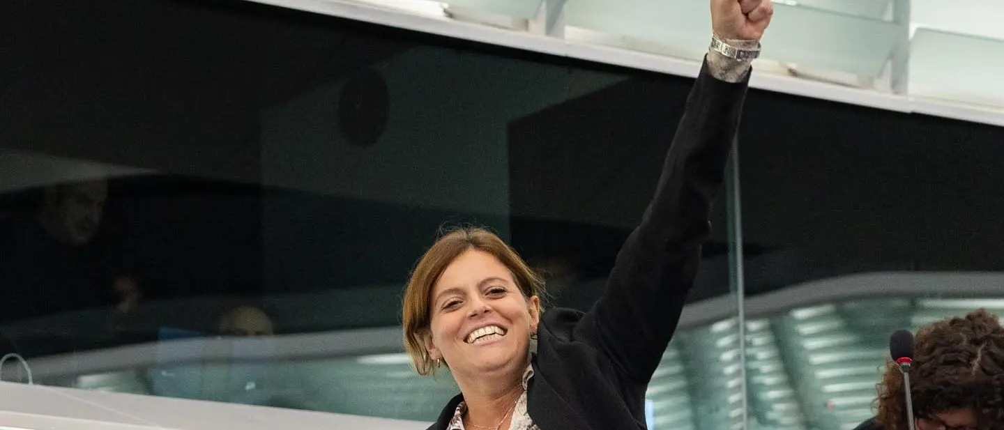 Ilaria Salis si salva per un voto: l’Europarlamento concede l’immunità alla deputata Avs\n