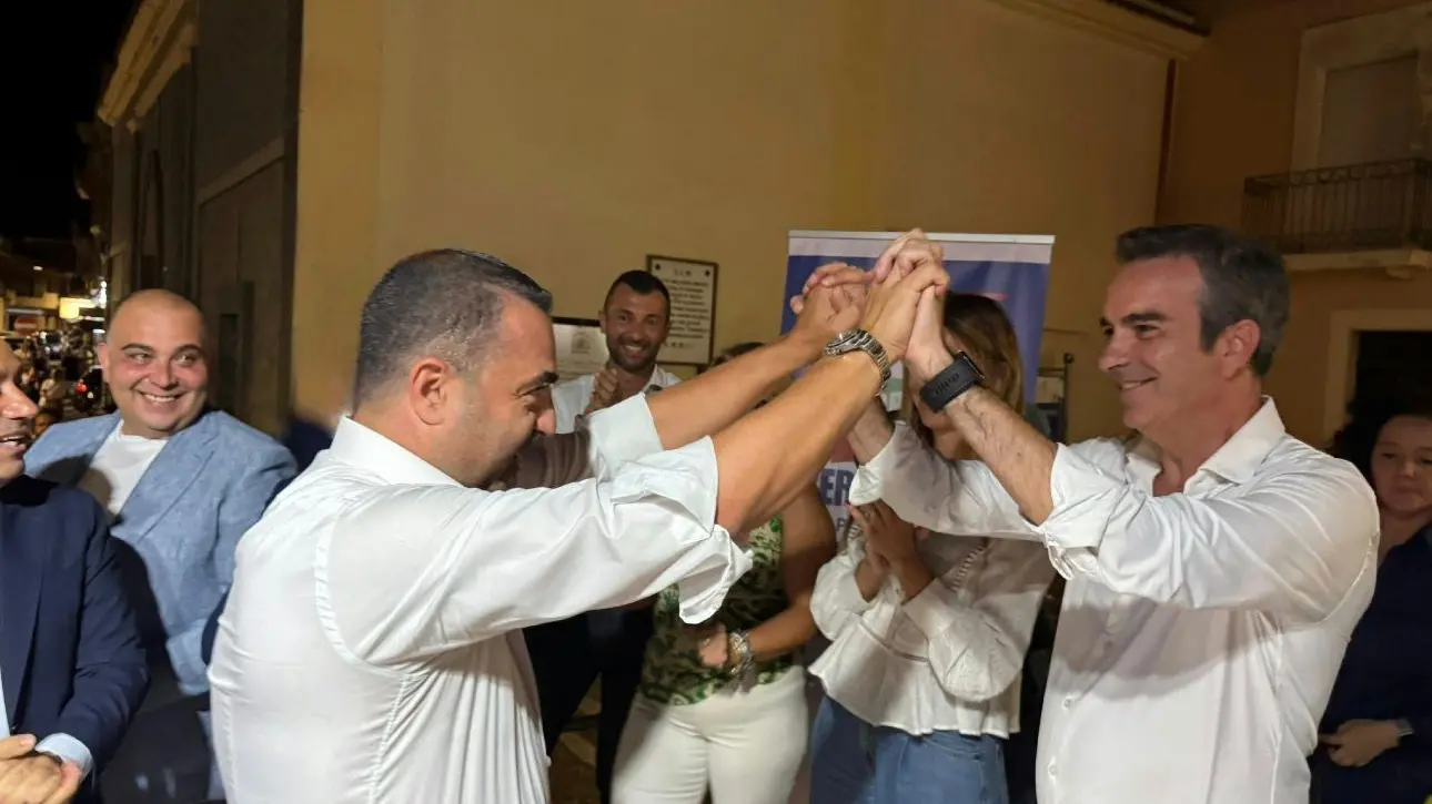 <p>Francesco Cannizzaro e Roberto Occhiuto festeggiano la vittoria</p>\\n