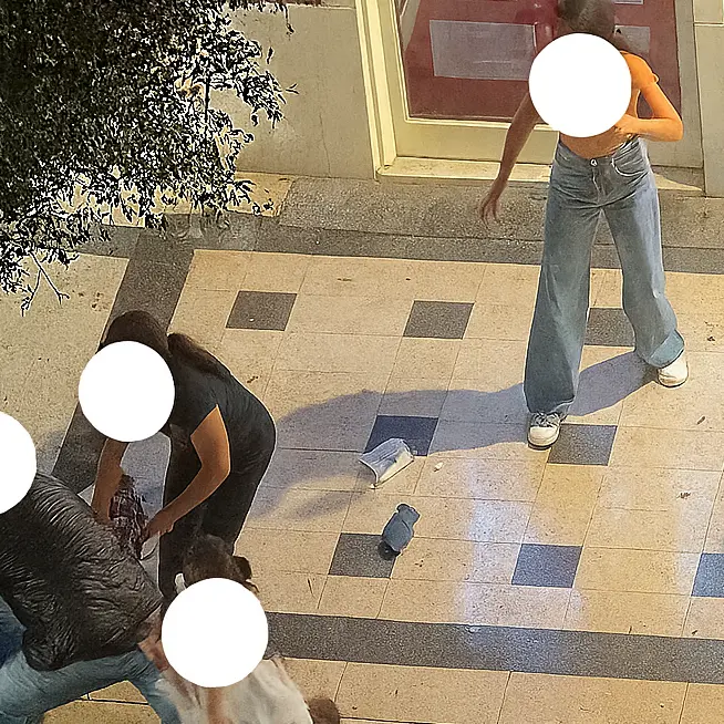 Rissa tra ragazze in pieno centro a Rossano, il video dilaga sui social\n