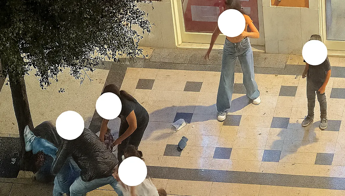 Rissa tra ragazze in pieno centro a Rossano, il video dilaga sui social\n