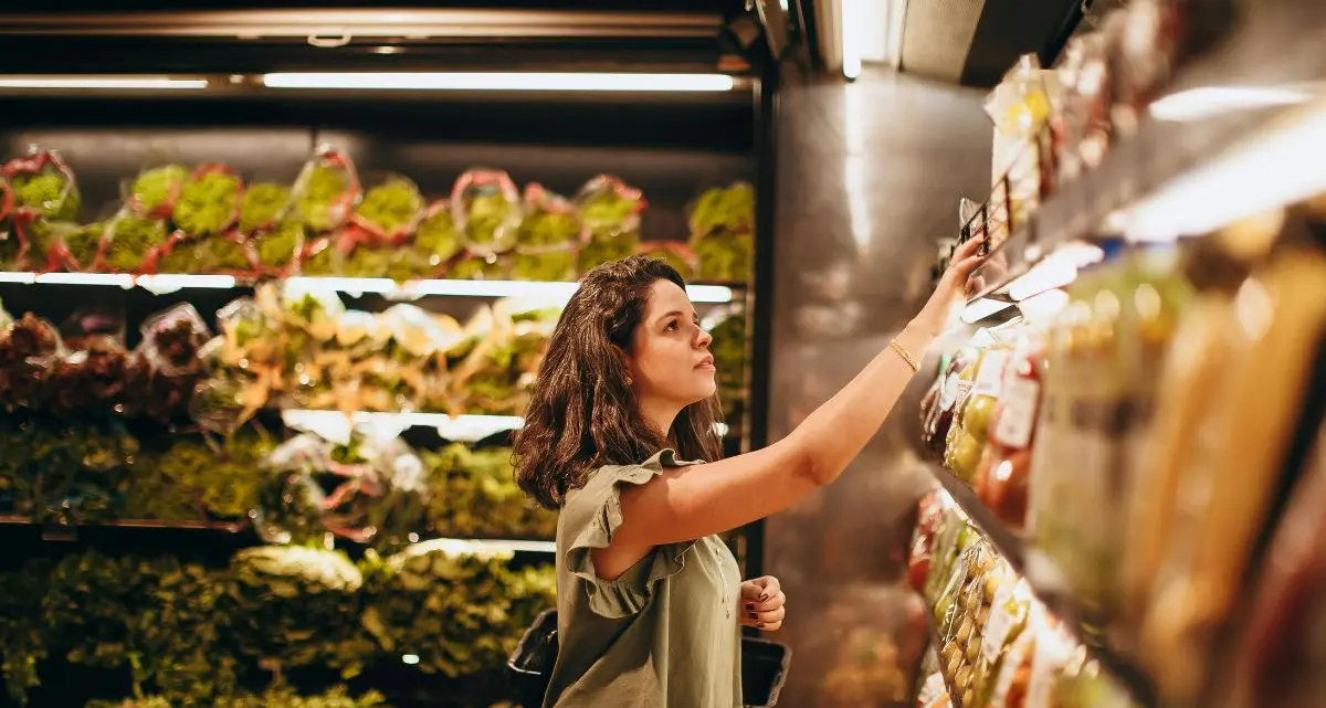 Le famiglie tagliano la spesa alimentare, una su tre riduce gli acquisti preferendo offerte e discount per riempire il carrello\n