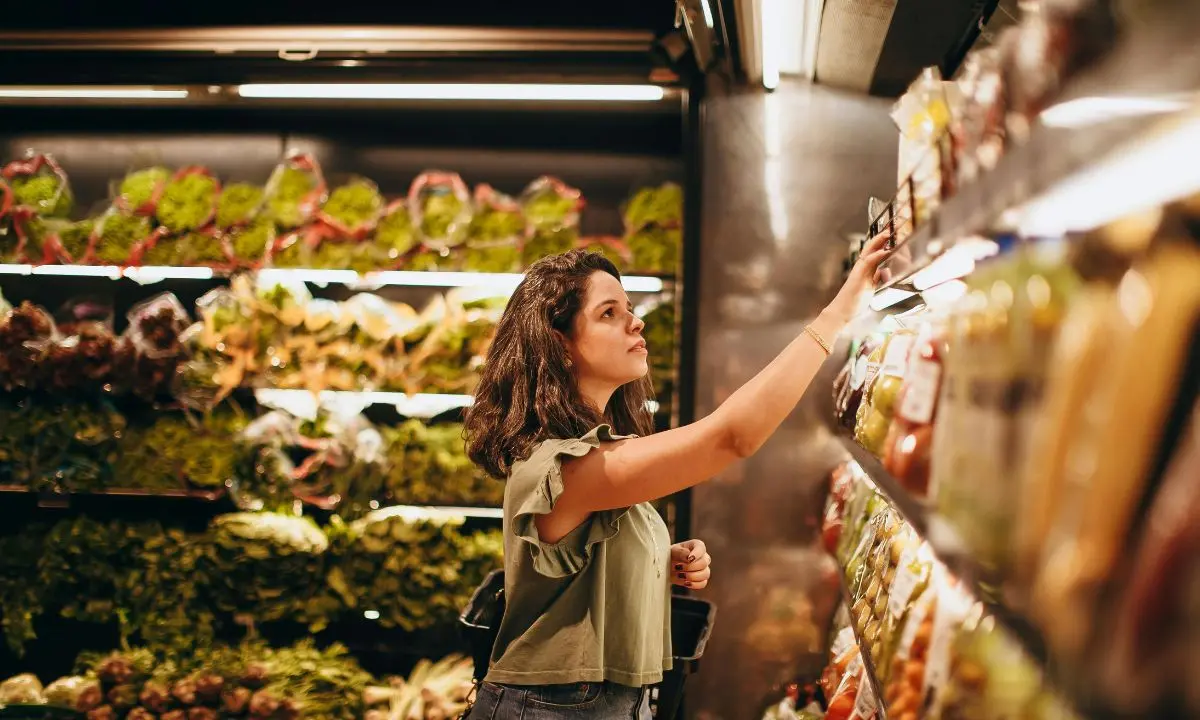 Le famiglie tagliano la spesa alimentare, una su tre riduce gli acquisti preferendo offerte e discount per riempire il carrello\n