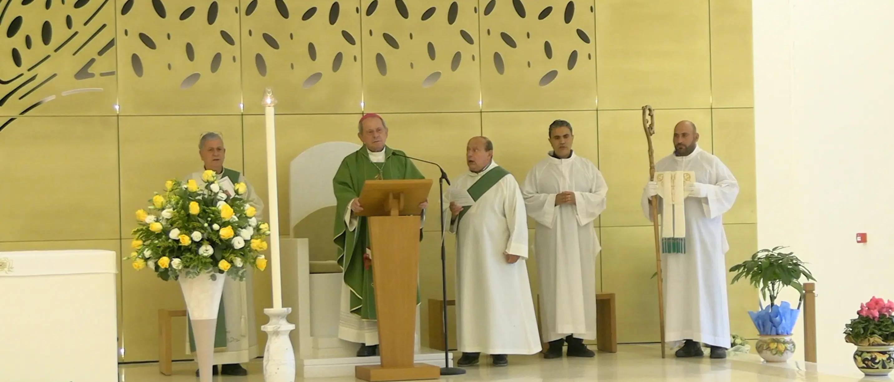 Fedeli da tutta Italia a Placanica per la giornata di preghiera, il vescovo Oliva ai mafiosi: «Convertitevi»\n