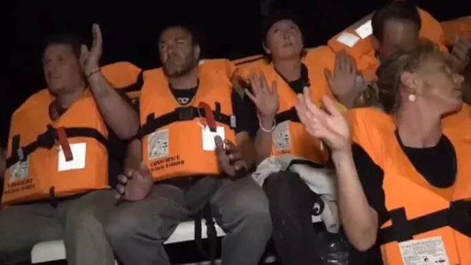 Frame del breve video pubblicato su X/GlobalSumud assieme al messaggio: \"The Conscience Boat and Thousand Madleens to Gaza \\u2014 part of the Freedom Flotilla Coalition \\u2014 have just been intercepted!\". CREDIT GlobalSumud (IMMAGINE DA USARE SOLO PER NOTIZIE RELATIVE ALL\\'ABBORDAGGIO ISRAELIANO ALLE NAVI DELLE FLOTILLA - NPK) , ANSA