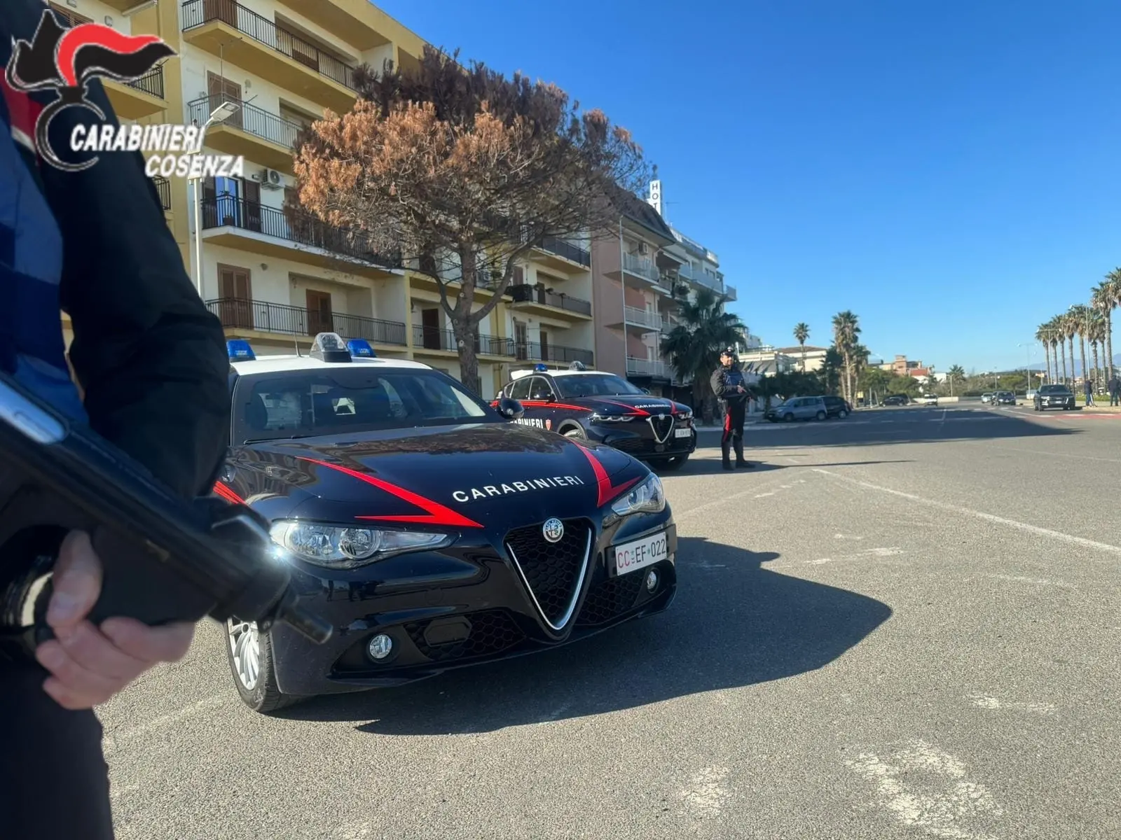 Corigliano, ruba una bottiglia di liquore\u00A0e poi aggredisce il titolare del supermercato con un coltello: arrestato\n