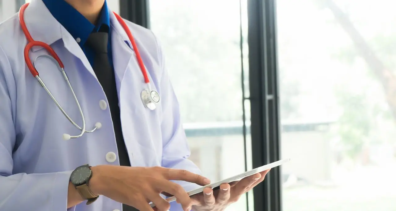 La lenta agonia\u00A0della sanità pubblica: un italiano su 10 rinuncia alle cure. Ancora forte divario Nord-Sud nei Lea\n
