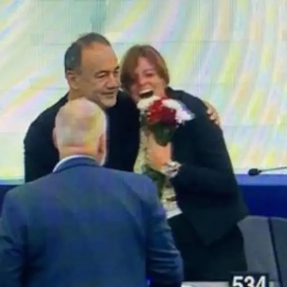 Strasburgo salva Ilaria Salis, il pugno chiuso e i fiori di Mimmo Lucano: «Io e lei perseguitati»\n