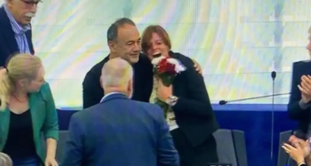 Strasburgo salva Ilaria Salis, il pugno chiuso e i fiori di Mimmo Lucano: «Io e lei perseguitati»\n