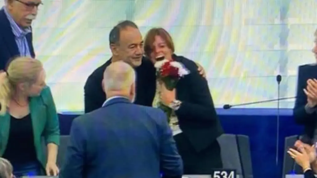 Strasburgo salva Ilaria Salis, il pugno chiuso e i fiori di Mimmo Lucano: «Io e lei perseguitati»\n