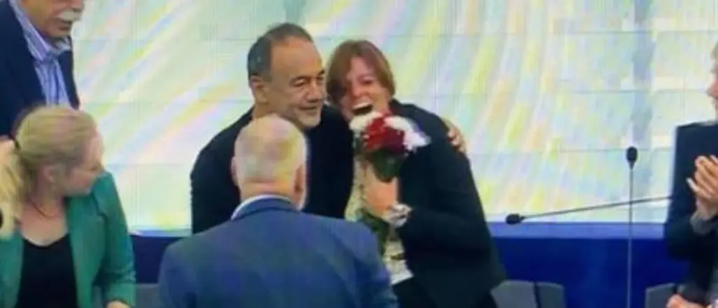 Strasburgo salva Ilaria Salis, il pugno chiuso e i fiori di Mimmo Lucano: «Io e lei perseguitati»\n
