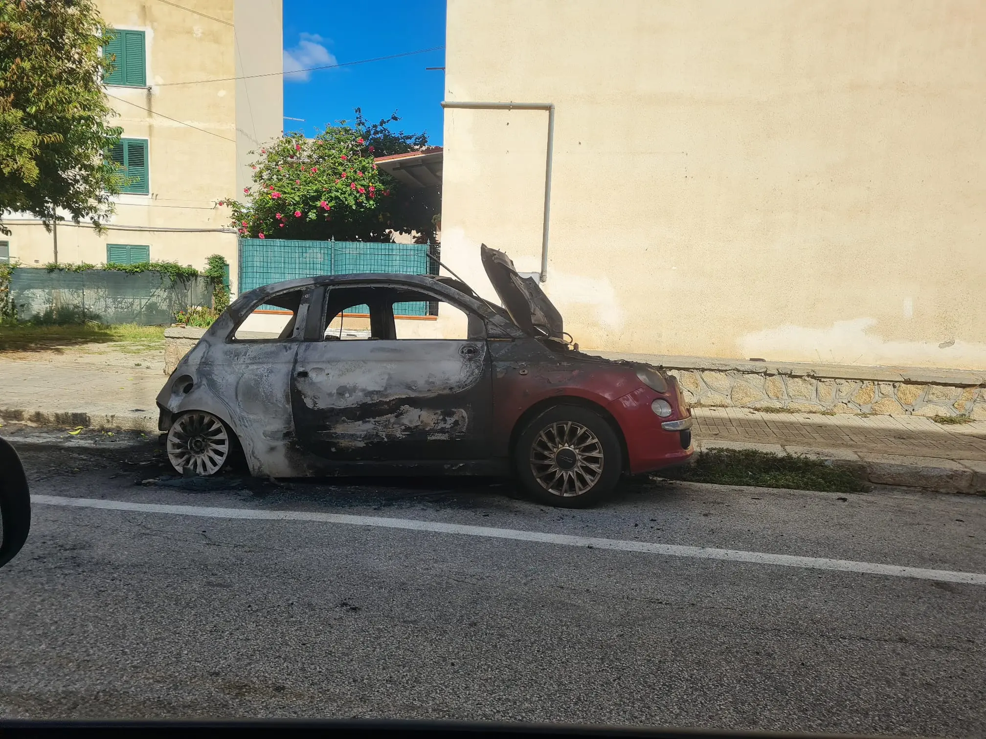 In fiamme a Parghelia l’auto di proprietà di una donna, indagini in corso\n