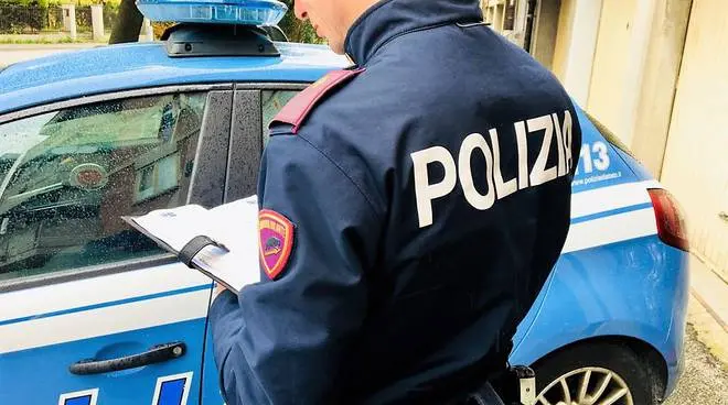 Si butta dal sesto piano durante lo sfratto: morto 71enne. In casa aveva lasciato un biglietto d’addio\n