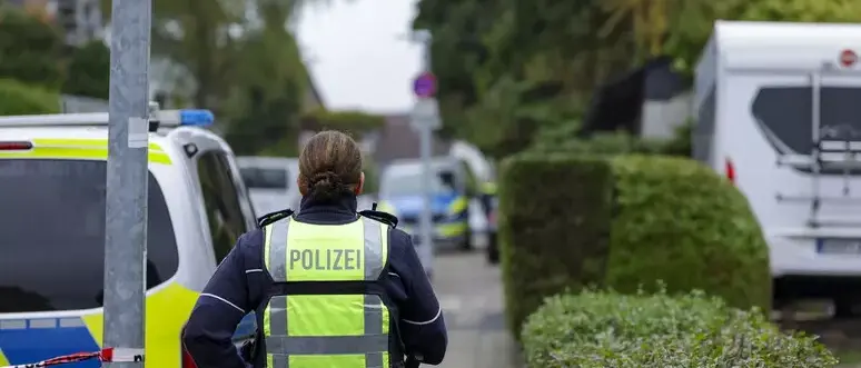 Tragedia sfiorata in Germania: figlia diciassettenne accoltella la madre sindaca, viva e fuori pericolo\n