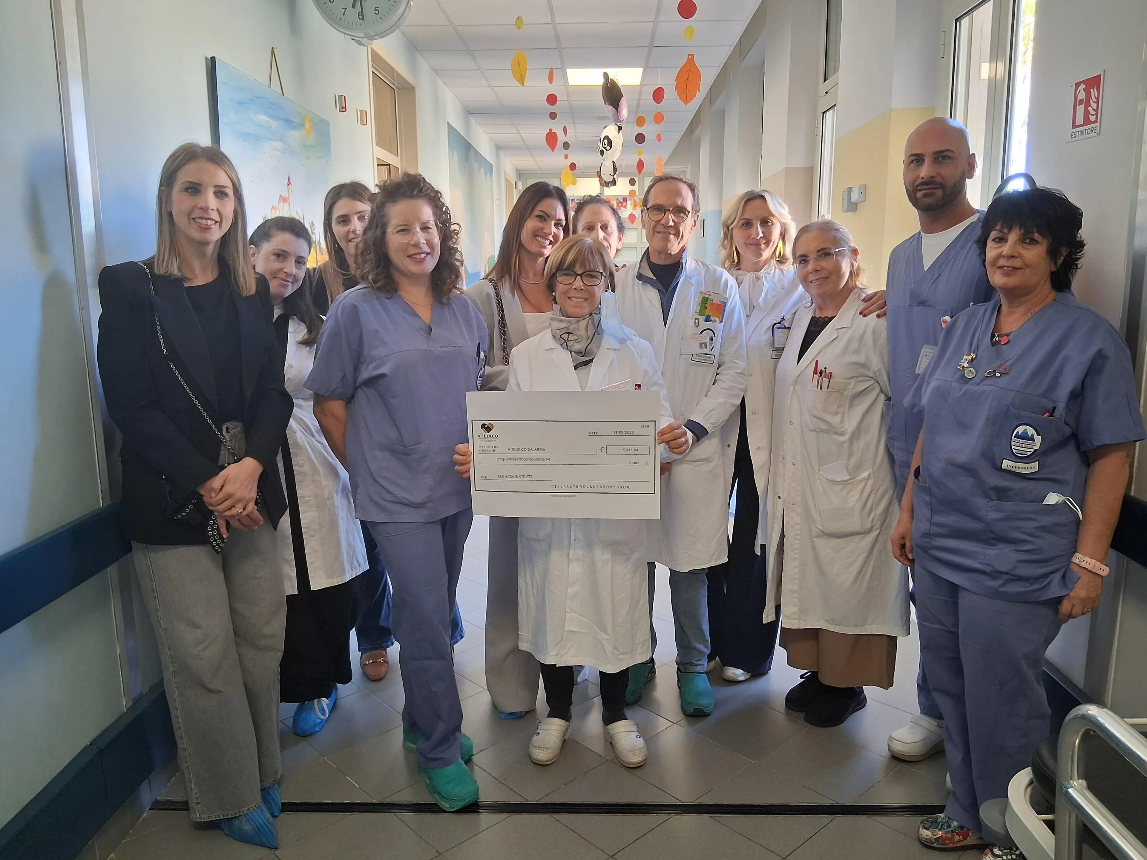 Un sorriso in più per i bimbi\u00A0in ospedale, all’Ematoncologia pediatrica di Catanzaro consegnato il ricavato della raccolta fondi di\u00A0A.te.di.co.