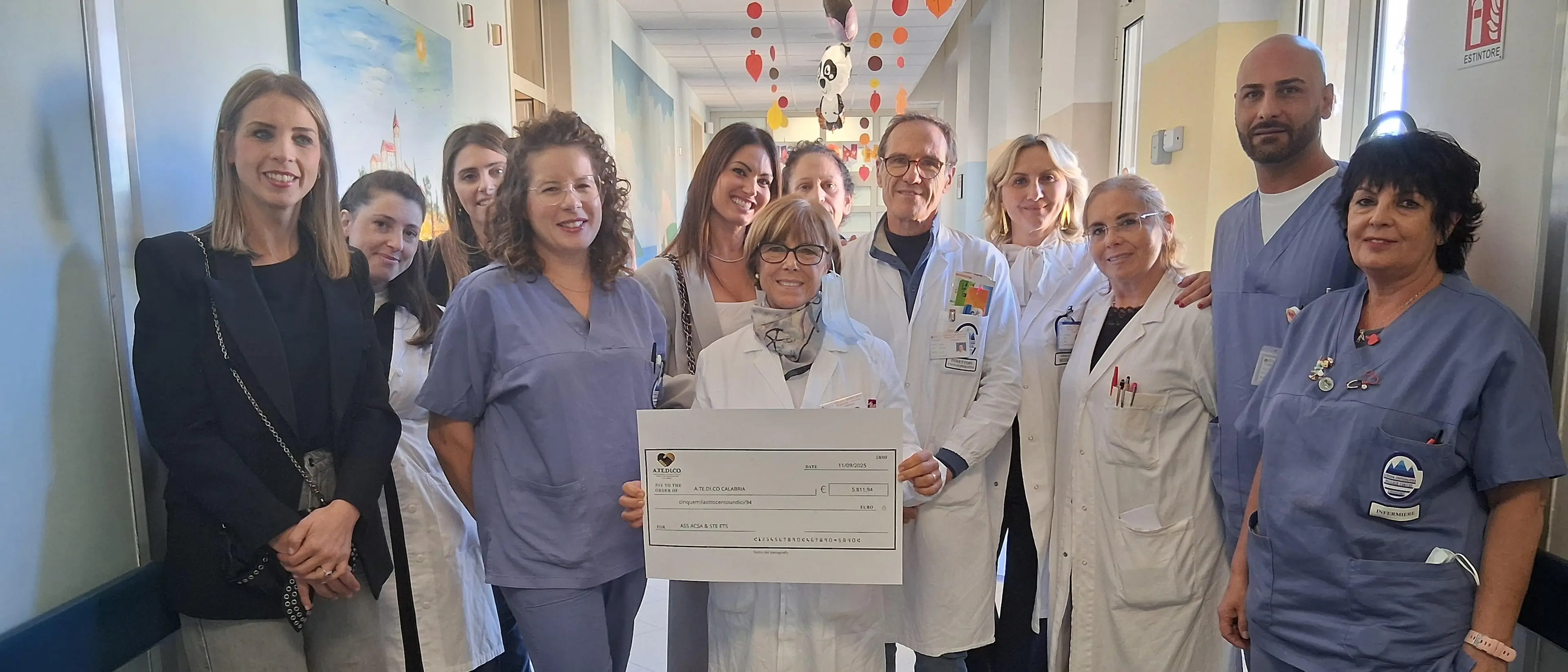 Un sorriso in più per i bimbi\u00A0in ospedale, all’Ematoncologia pediatrica di Catanzaro consegnato il ricavato della raccolta fondi di\u00A0A.te.di.co.