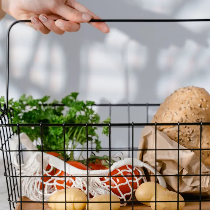 Gli italiani allo stremo: un terzo delle famiglie taglia sul cibo, la metà su vestiti e scarpe