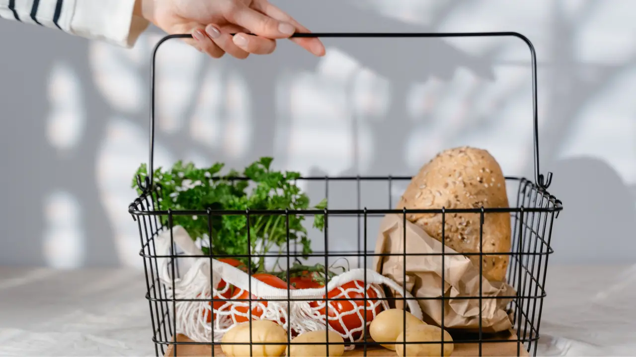 Gli italiani allo stremo: un terzo delle famiglie taglia sul cibo, la metà su vestiti e scarpe