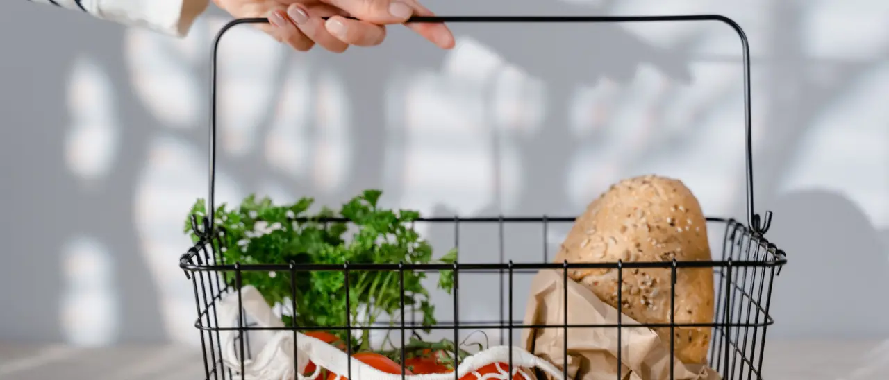 Gli italiani allo stremo: un terzo delle famiglie taglia sul cibo, la metà su vestiti e scarpe