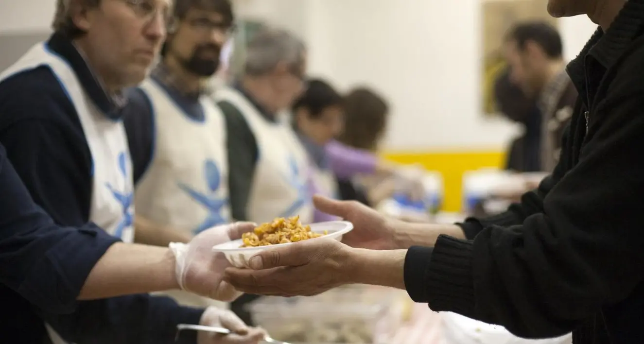 Italia allo stremo, in Calabria un minore su tre vive in povertà e sempre più famiglie si rivolgono alla Caritas\n