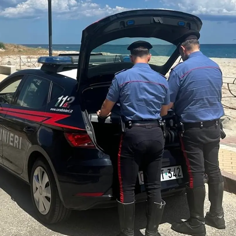 Sul litorale ionico reggino un lido abusivo, lavoratori in nero e violazioni igienico-sanitarie: sei persone denunciate