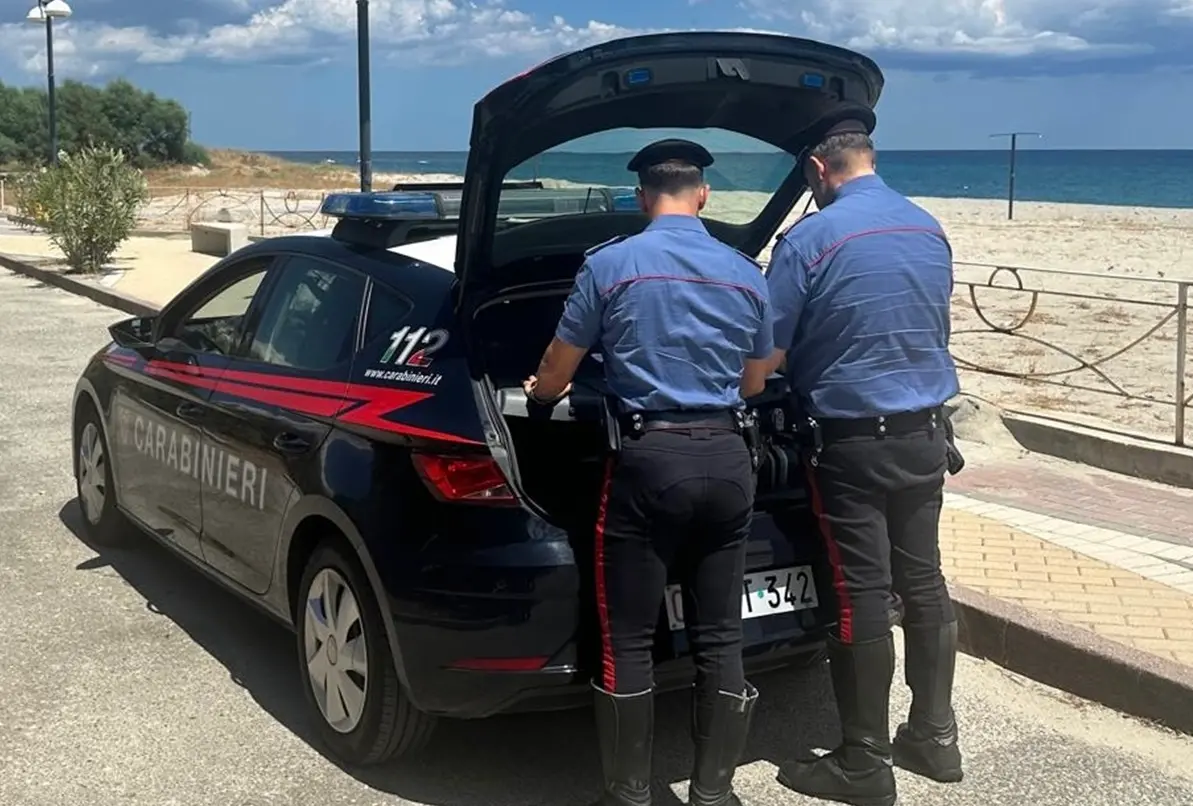 Molesta donna mentre è in prova a servizi sociali, arrestato