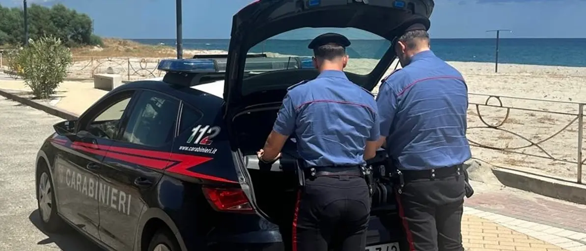 Sul litorale ionico reggino un lido abusivo, lavoratori in nero e violazioni igienico-sanitarie: sei persone denunciate