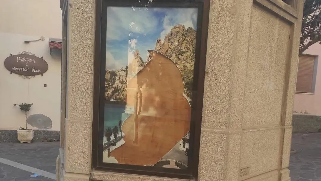 Melito di Porto Salvo, vandali in azione a Piazza dei Decurioni, danneggiato il nuovo chiosco