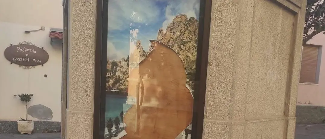 Melito di Porto Salvo, vandali in azione a Piazza dei Decurioni, danneggiato il nuovo chiosco