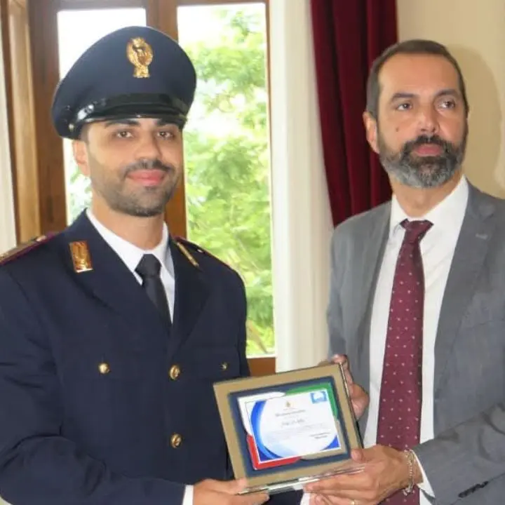 Poliziotto eroe in servizio presso il commissariato di Gioia Tauro salva un uomo in mare