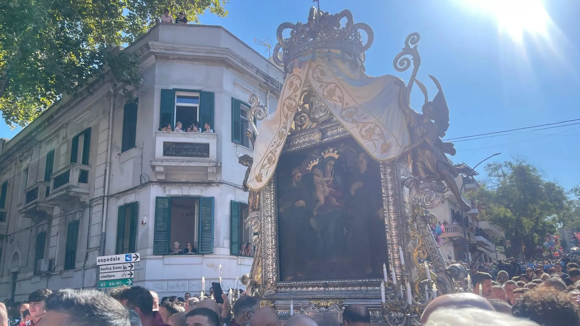 Reggio, polemica sulla \"volata\" della Vara: i portatori replicano a De Salvo: «Sempre disponibili al confronto, ma si abbassino i toni»