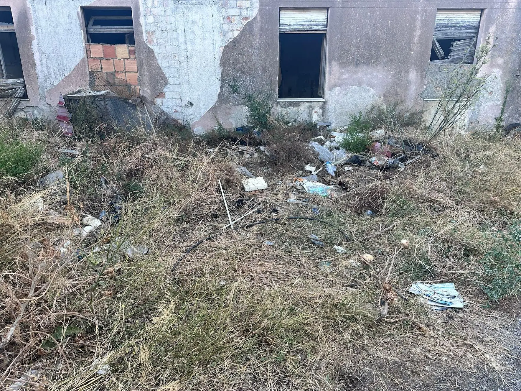 Montebello Jonico, rimossi i rifiuti abbandonati dietro l'ex chiesa