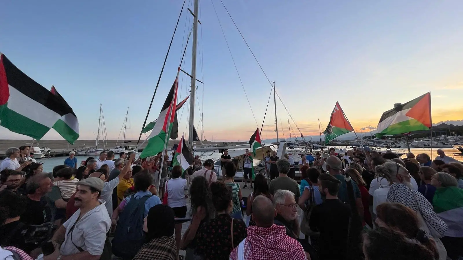 La nave Brucaliffo diretta a Gaza approdata a Roccella. Al porto sventolano le bandiere della Palestina