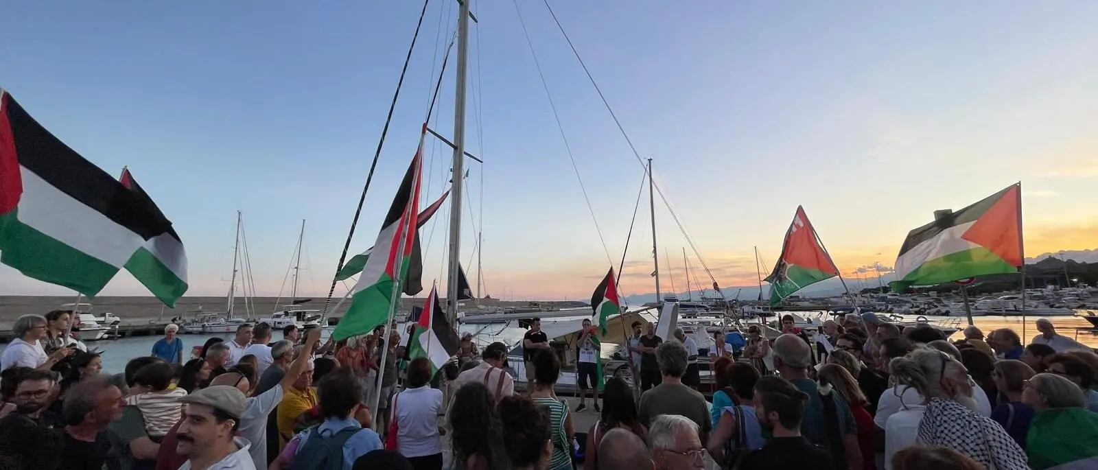 La nave Brucaliffo diretta a Gaza approdata a Roccella. Al porto sventolano le bandiere della Palestina