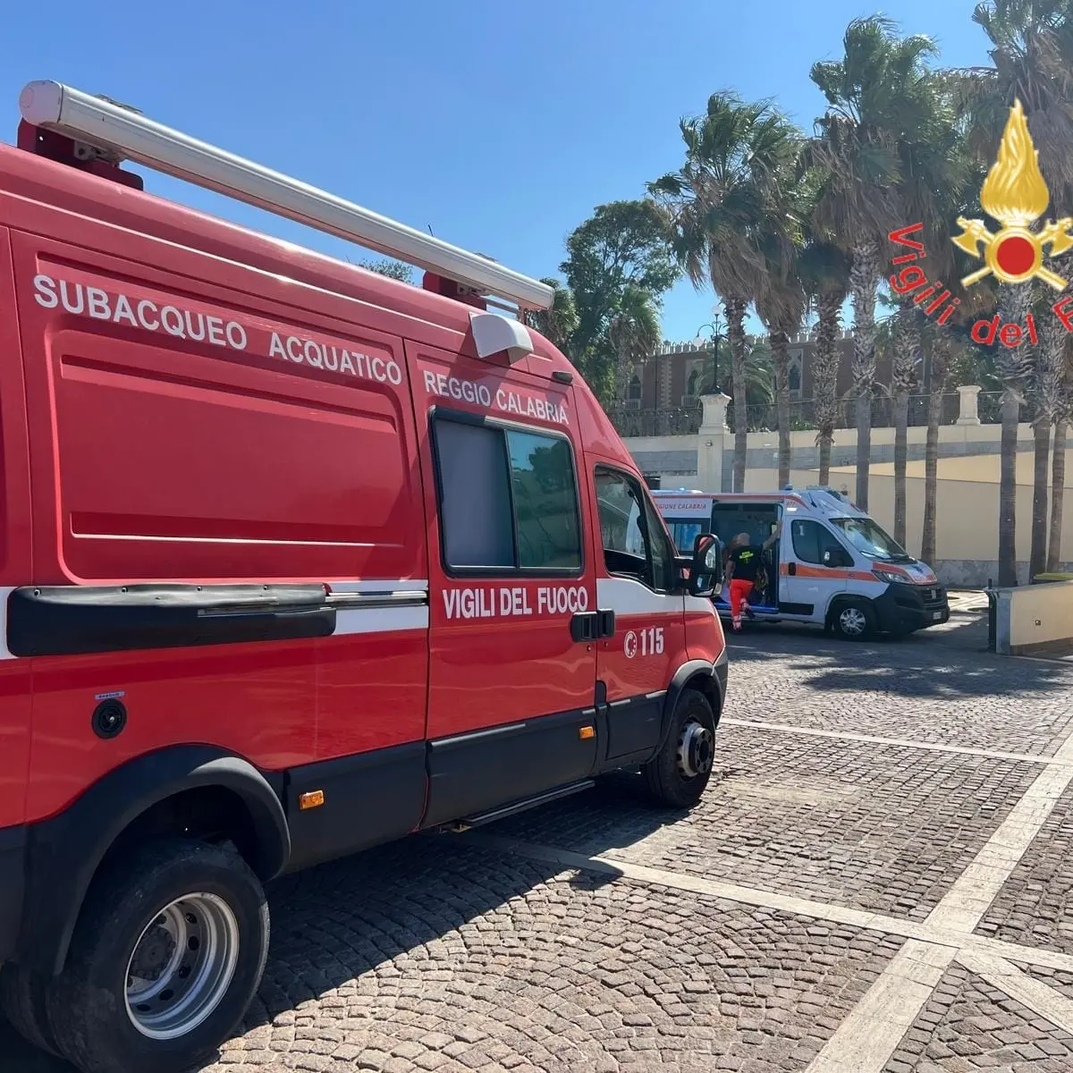Reggio, sommozzatori dei Vigili del Fuoco salvano un bagnante colto da malore