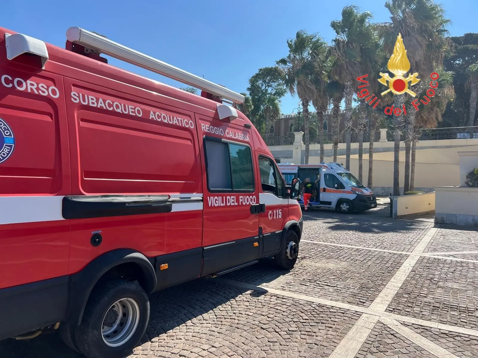 Reggio, sommozzatori dei Vigili del Fuoco salvano un bagnante colto da malore