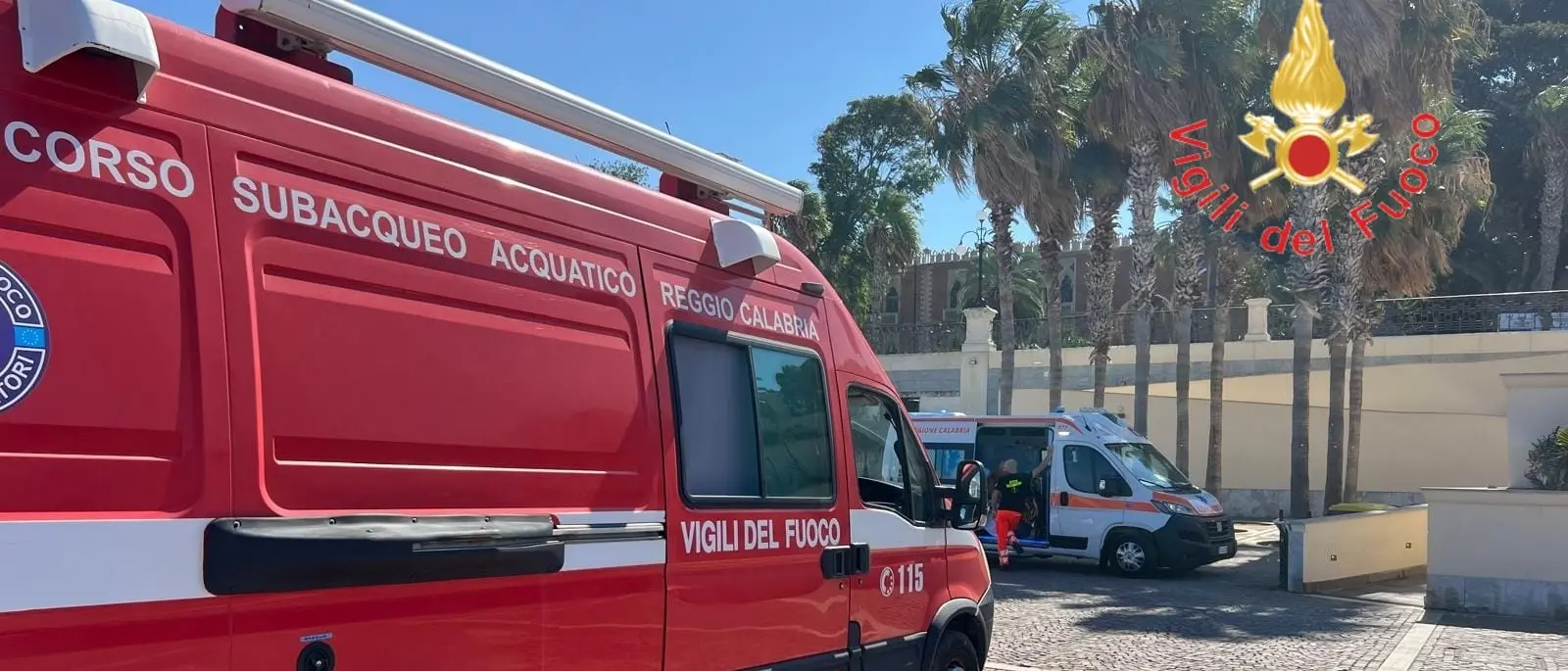 Reggio, sommozzatori dei Vigili del Fuoco salvano un bagnante colto da malore