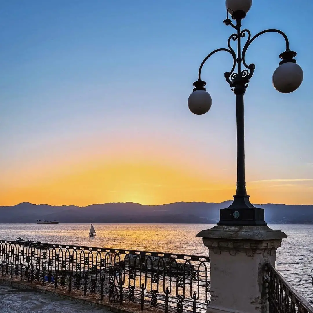 LA FOTO DEL GIORNO | Tramonto sullo Stretto: l'eleganza di un istante sospeso