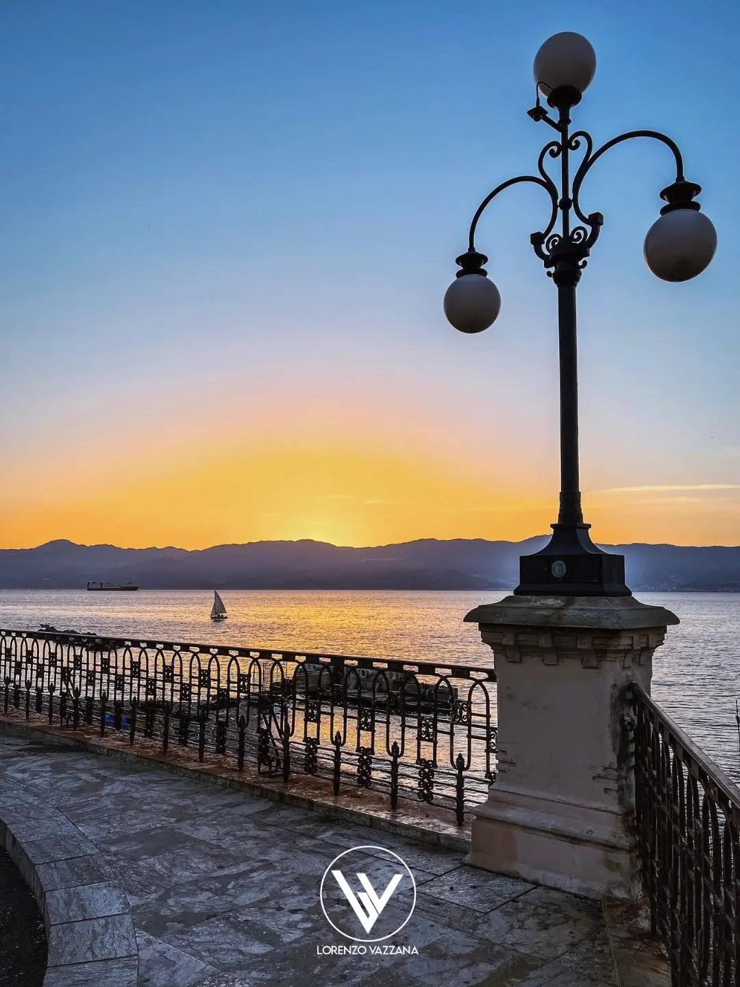 LA FOTO DEL GIORNO | Tramonto sullo Stretto: l'eleganza di un istante sospeso